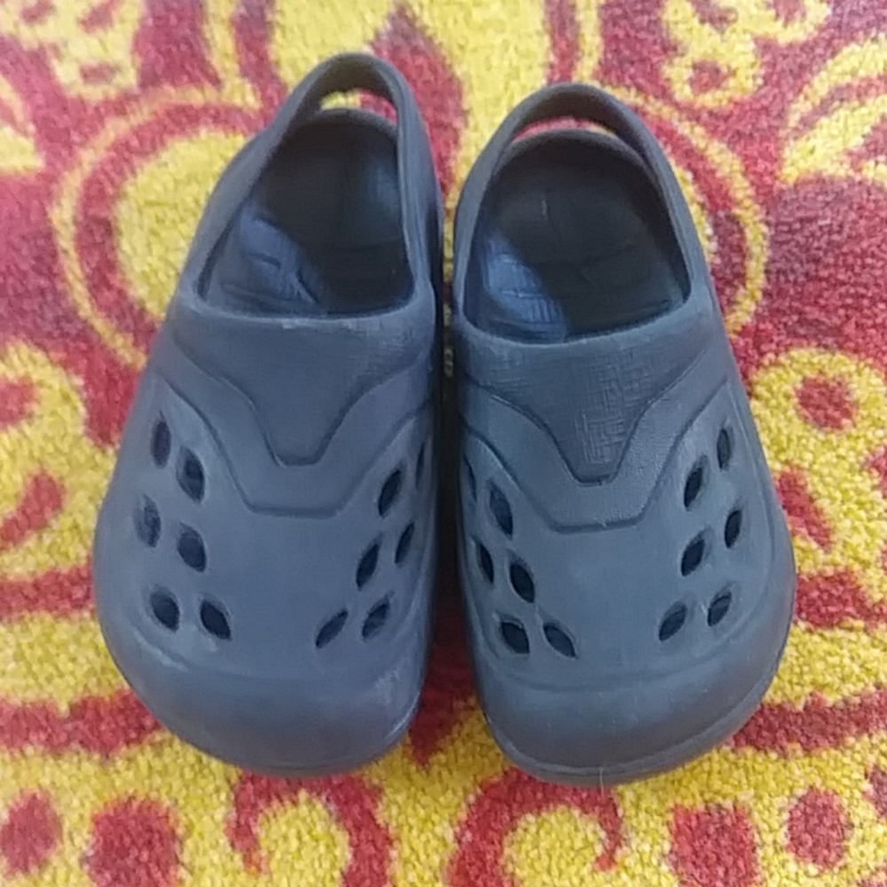 Croc style shoes